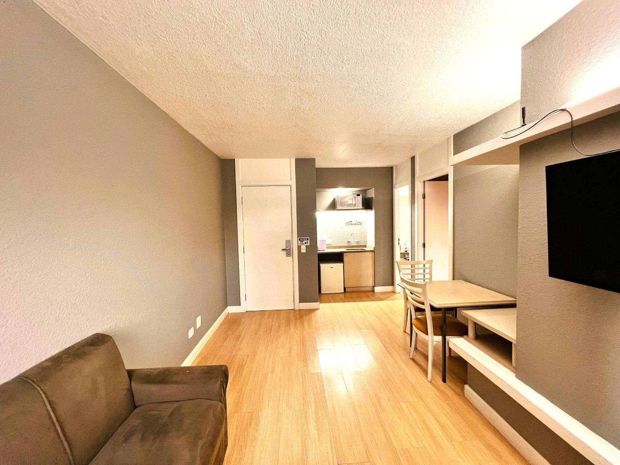 Flat No Local Do Centro/batel Apartment