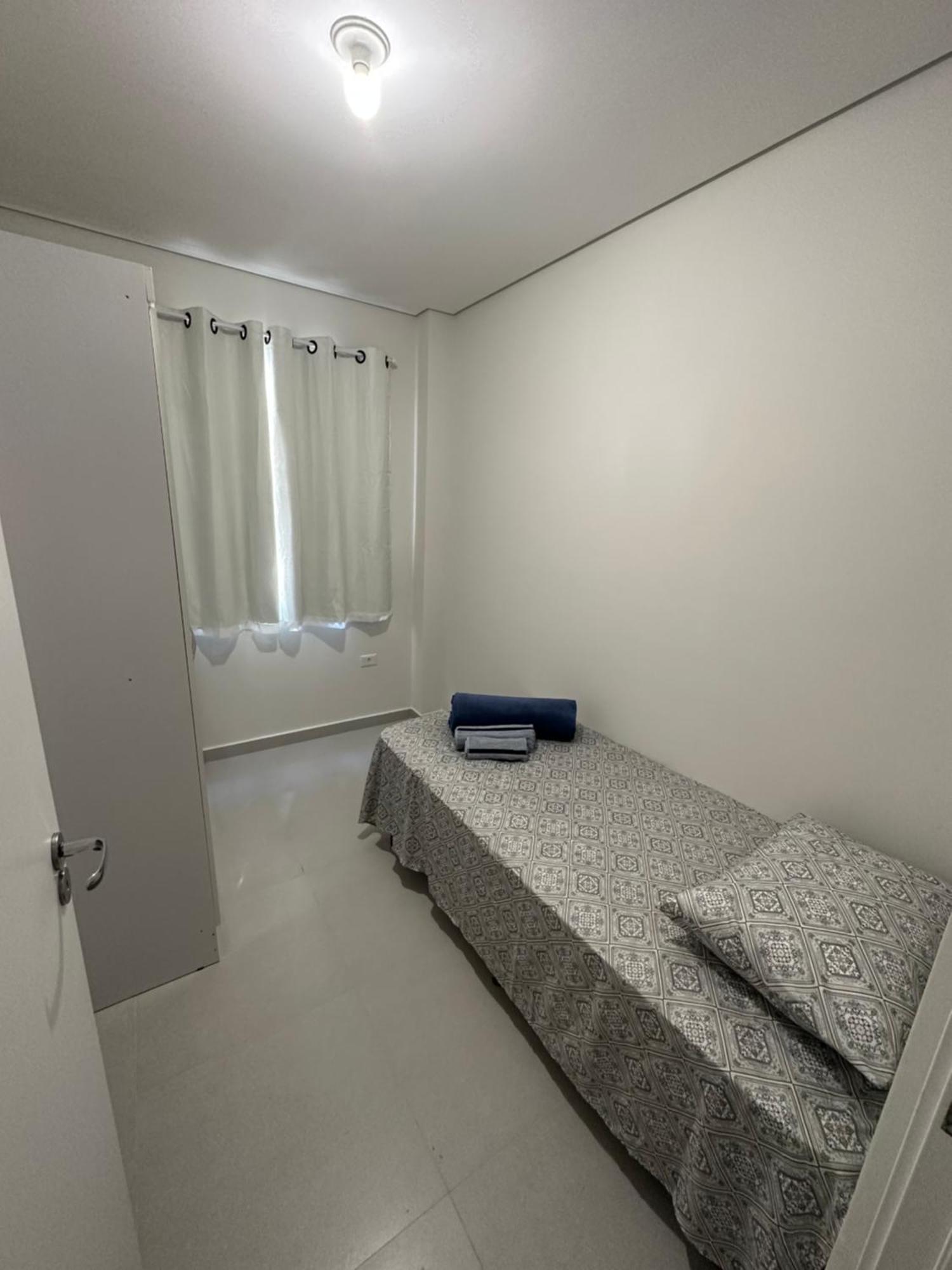 Dois Quartos Com Garagem No Centro De Apartamento *