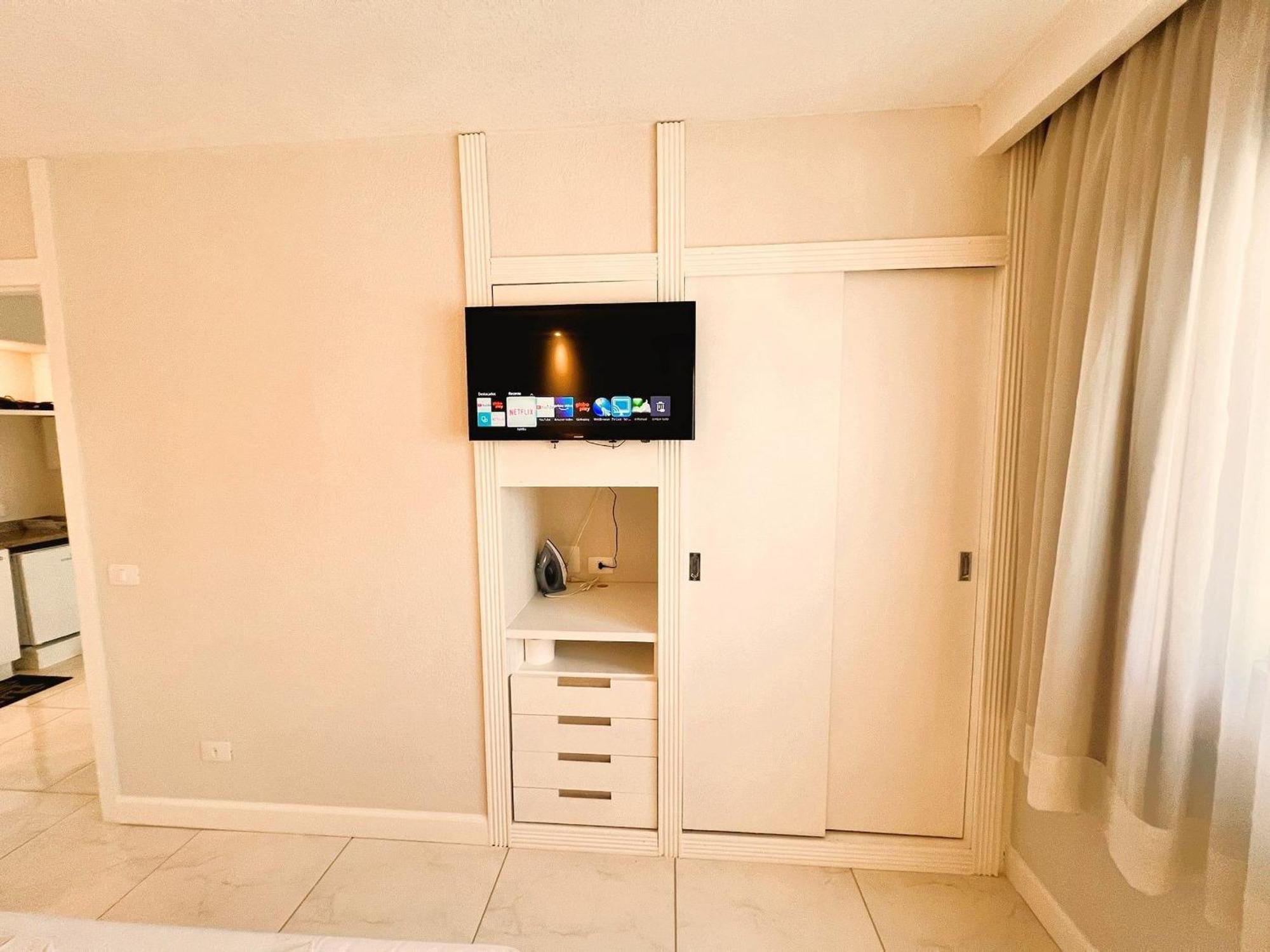Flat No Local Do Centro/batel Apartment