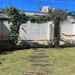 Linda Casa Com Amplo Jardim!