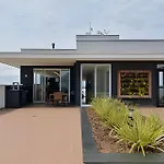 Studio próximo ao shopping Curitiba, Wifi, TV a Cabo e Cozinha completa.