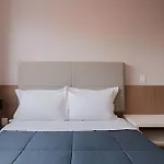 Studio próximo ao shopping Curitiba, Wifi, TV a Cabo e Cozinha completa.