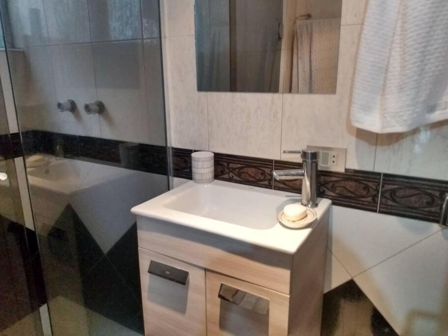 Quarto suíte confortável Hospedagem domiciliar Curitiba