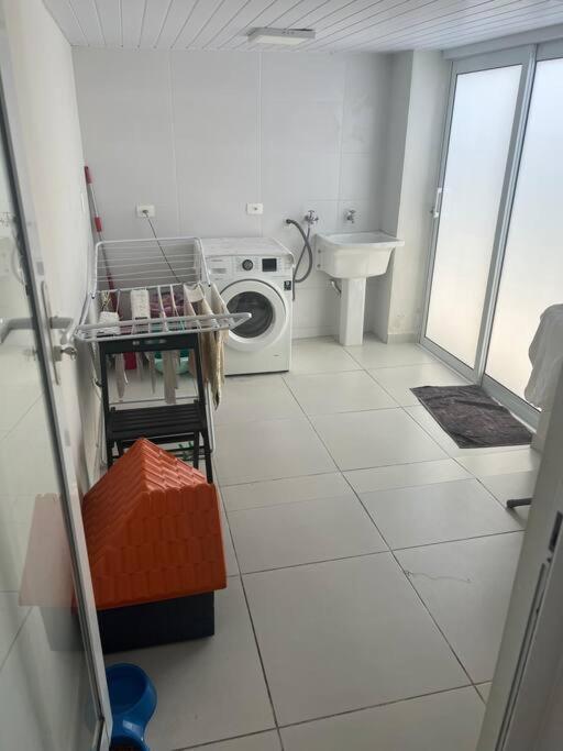 Linda Casa Com Amplo Jardim!