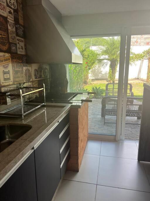 Linda Casa Com Amplo Jardim! *