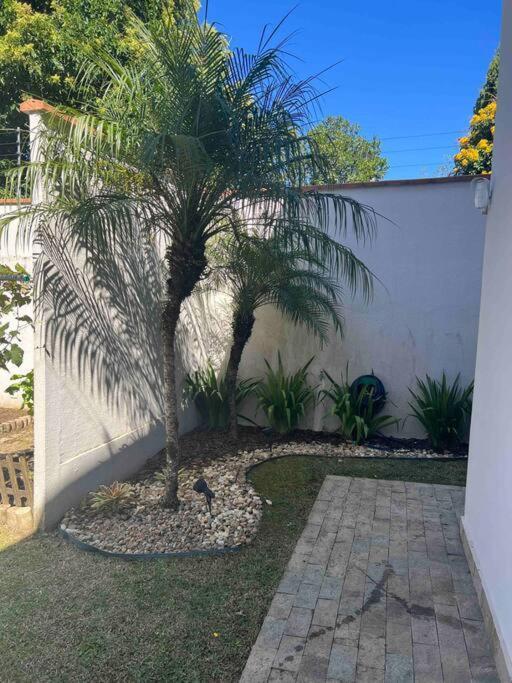 Linda Casa Com Amplo Jardim! *
