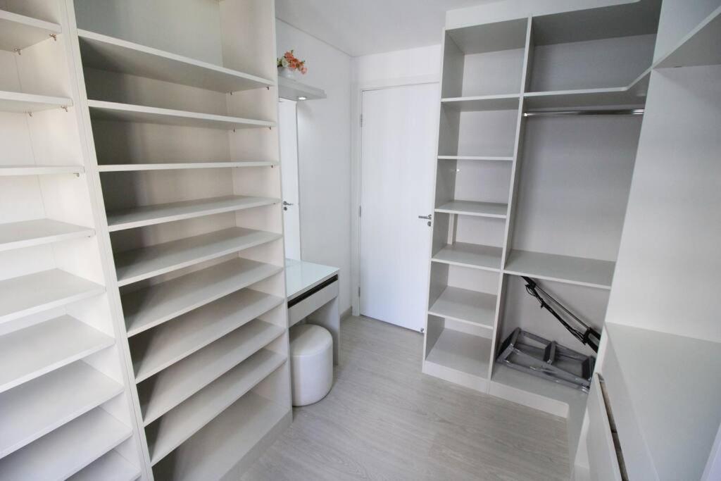 No Cabral Em Curitiba, Com 3 Quartos Sendo Um Closed, E 2 Garagens Apartamento *