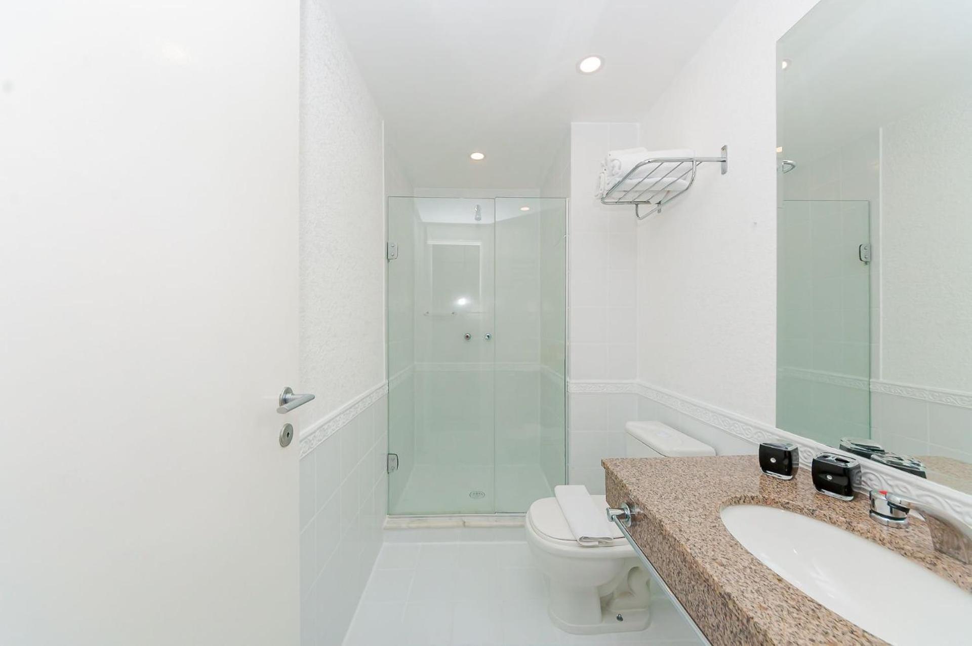 Apto-flat Excelente Localizacao Centro-batel - Somente Familiares