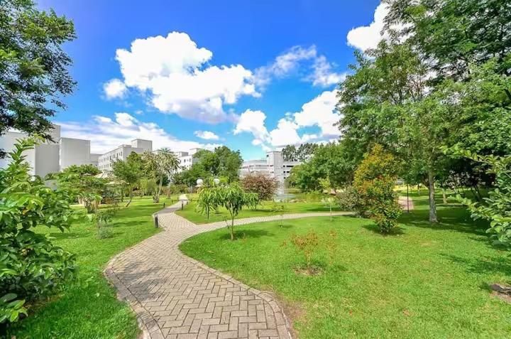 Apto Em Clube Frente Pro Bosque E No Terminal Do Pinherinho Proximo Ao Centro - Garagem 2 Veiculos